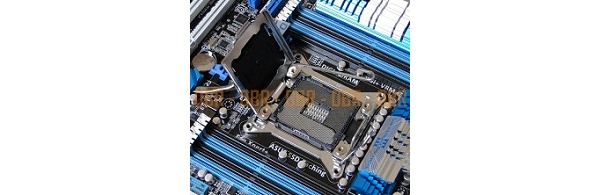 Asuksen LGA 2011 -kantainen P9X79 Deluxe kuvissa